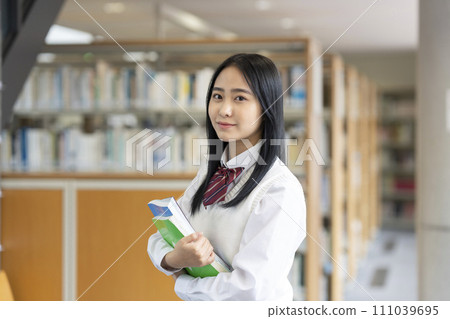 圖書館裡對著鏡頭微笑的高中女孩 111039695