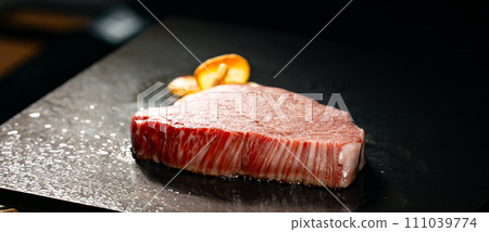 Raw meat iron plate steak 111039774