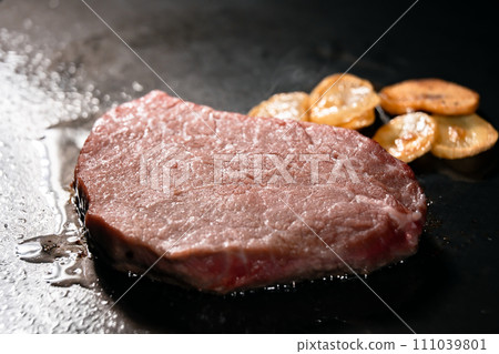 生肉鐵板牛排 生肉鐵板牛排 111039801