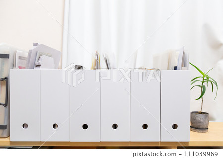 整理室內排列的文件箱的圖片 111039969