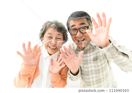 老夫妻玩躲貓貓 111040163