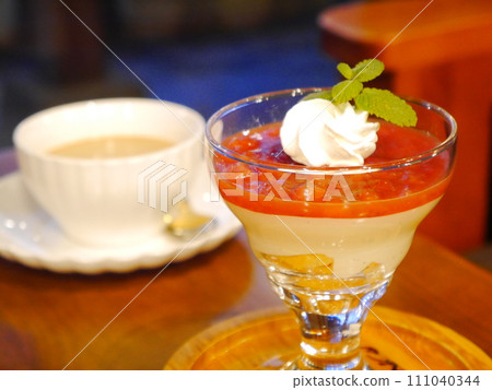Strawberry mousse cake and milk tea 111040344
