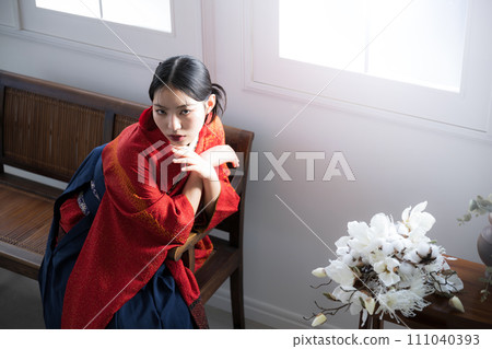 An overhead view of beautiful Japanese kimonos and hakama before and commemorative photos Asian beauty looking at the camera 111040393