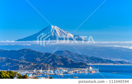 Mt. Fuji in winter seen from Nihondaira Mt. Fuji in winter seen from Nihondaira 111040594