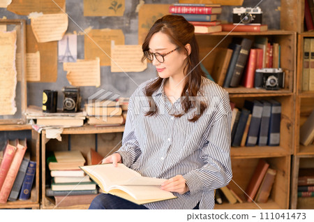 A woman reading a foreign book 111041473
