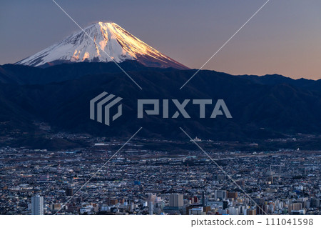 [山梨縣] 富士山和甲府盆地的夜景、千代田湖和白山的景色 111041598