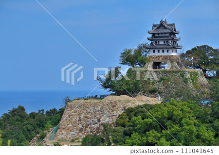 陽光明媚的日子，淡路的洲本城，遠處和近處的景色，石牆和模擬城堡塔樓 111041645