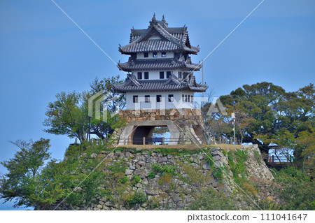 陽光明媚的日子,淡路的洲本城,遠處和近處的景色,石牆和模擬城堡塔樓 陽光明媚的日子,淡路的洲本城,遠處和近處的景色,石牆和模擬城堡塔樓 111041647
