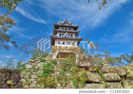 陽光明媚的日子，淡路的洲本城，遠處和近處的景色，石牆和模擬城堡塔樓 111041681
