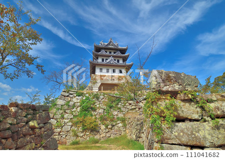 陽光明媚的日子,淡路的洲本城,遠處和近處的景色,石牆和模擬城堡塔樓 陽光明媚的日子,淡路的洲本城,遠處和近處的景色,石牆和模擬城堡塔樓 111041682