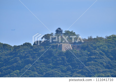 陽光明媚的日子，淡路的洲本城，遠處和近處的景色，石牆和模擬城堡塔樓 111041710