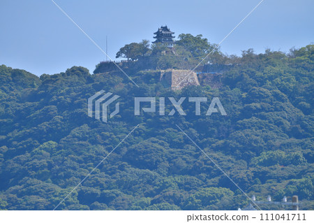 陽光明媚的日子,淡路的洲本城,遠處和近處的景色,石牆和模擬城堡塔樓 陽光明媚的日子,淡路的洲本城,遠處和近處的景色,石牆和模擬城堡塔樓 111041711