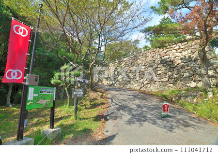 陽光明媚的日子，淡路的洲本城，遠處和近處的景色，石牆和模擬城堡塔樓 111041712