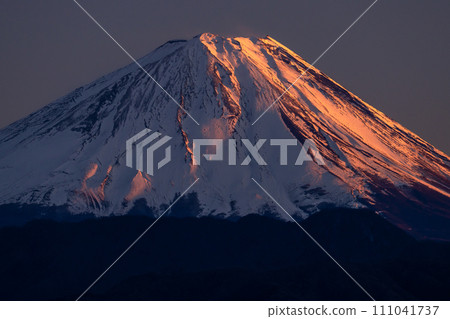 [Yamanashi Prefecture] View of Mt. Fuji and Lake Chiyoda Hakusan at dusk 111041737