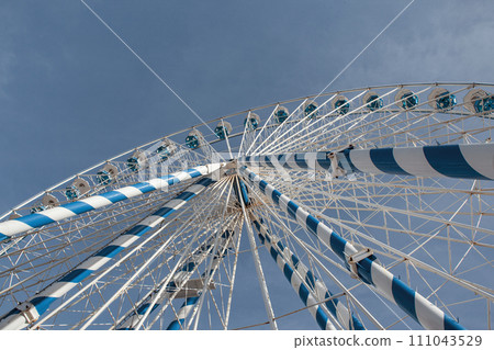 Vertigo and sensations at the funfair Vertigo and sensations at the funfair 111043529