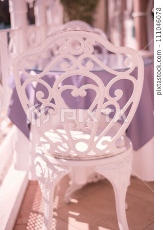 露臺椅和桌子。純白色仿古設計 露臺椅和桌子。純白色仿古設計 111046078