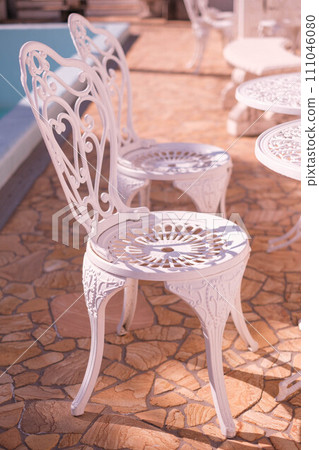 露臺椅和桌子。純白色仿古設計 露臺椅和桌子。純白色仿古設計 111046080