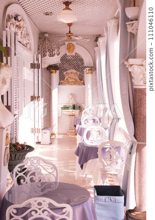 露臺椅和桌子。純白色仿古設計 111046110