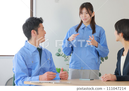Female engineer talking about current problems_1 Female engineer talking about current problems_1 111047214