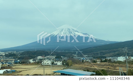 從東海道新幹線車窗望去,富士山被雲彩覆蓋 從東海道新幹線車窗望去,富士山被雲彩覆蓋 111048346
