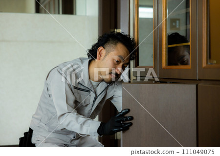 工人正在檢查配件 工人正在檢查配件 111049075