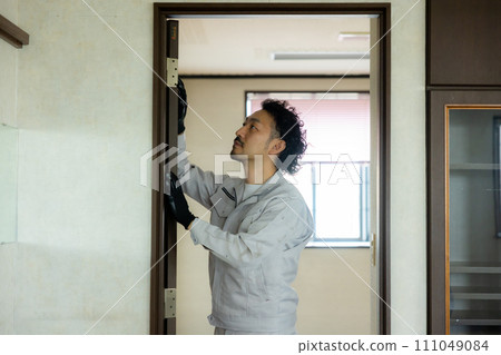 工人正在檢查配件 工人正在檢查配件 111049084