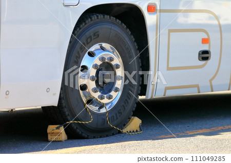 車輪被塞住的大型巴士輪胎 車輪被塞住的大型巴士輪胎 111049285
