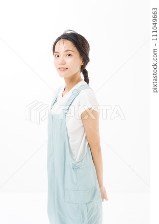 穿著工作服的年輕女子 穿著工作服的年輕女子 111049663