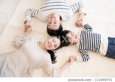 Family of three parents and children, overhead view 111049751