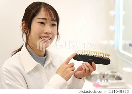有牙齒顏色樣本的婦女 111049833