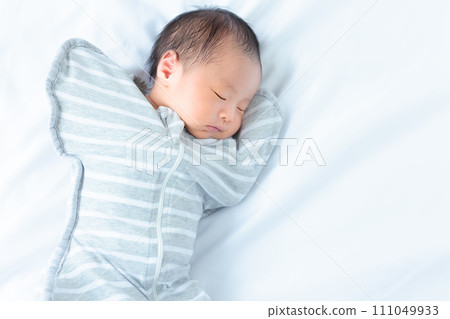 Babies sleep soundly in swaddles - Moro reflex measures Babies sleep soundly in swaddles - Moro reflex measures 111049933
