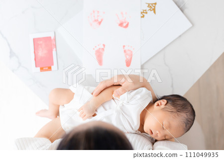 媽媽在新生兒睡覺時留下他的手印和腳印 媽媽在新生兒睡覺時留下他的手印和腳印 111049935
