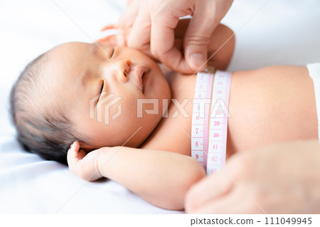 Newborn chest circumference 111049945