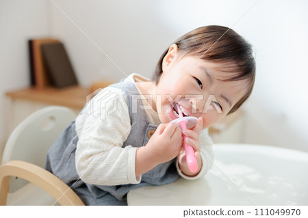 1 歲嬰幼兒有趣練習刷牙，防止喉嚨阻塞 111049970