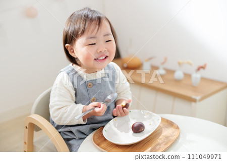 1歲孩子吃栗子，零食掠食 111049971