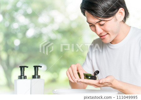 Men who apply skin care, lotion, moisturizing, and makeup after washing their face in the morning (cosmetics/men's cosmetics) 111049995