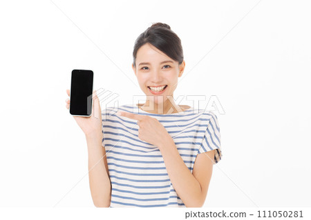 一名 30 多歲的女性，擁有智慧型手機 111050281