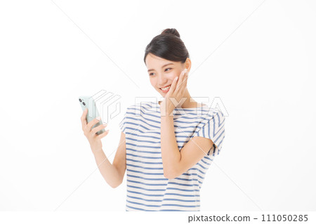 一名 30 多歲的女性，擁有智慧型手機 111050285