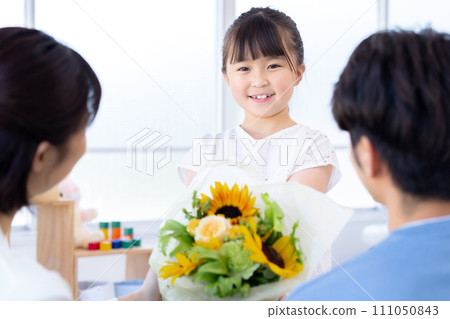 全家福:週年紀念送花的女孩 全家福:週年紀念送花的女孩 111050843