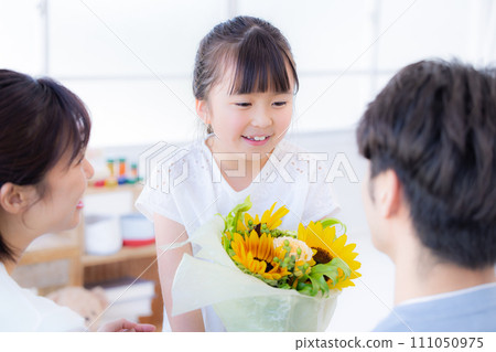 全家福:週年紀念送花的女孩 全家福:週年紀念送花的女孩 111050975