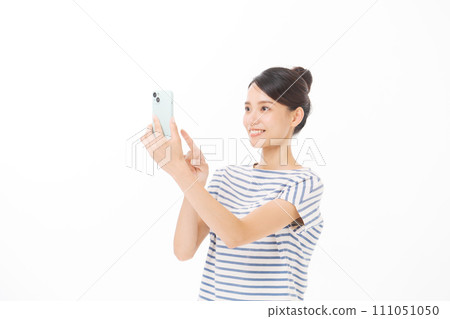 穿著 T 恤的女人看著智慧型手機 111051050