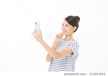 穿著 T 恤的女人看著智慧型手機 111051055