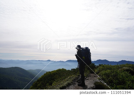 登山客從山脊上眺望瀑布雲之外 111051394