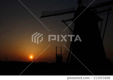 夕陽與風車【千葉縣佐倉市佐倉故裡廣場】 夕陽與風車【千葉縣佐倉市佐倉故裡廣場】 111051606