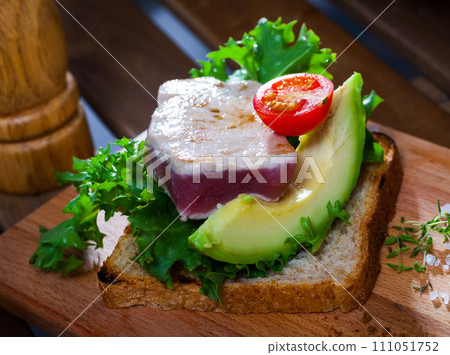 Sandwich with roasted tuna 111051752