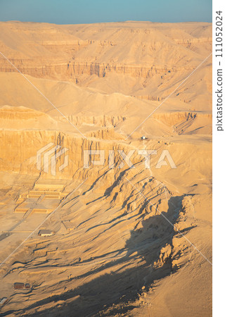 從熱氣球上欣賞雄偉的帝王谷的美麗景色 從熱氣球上欣賞雄偉的帝王谷的美麗景色 111052024