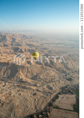 從熱氣球上欣賞雄偉的帝王谷的美麗景色 111052066