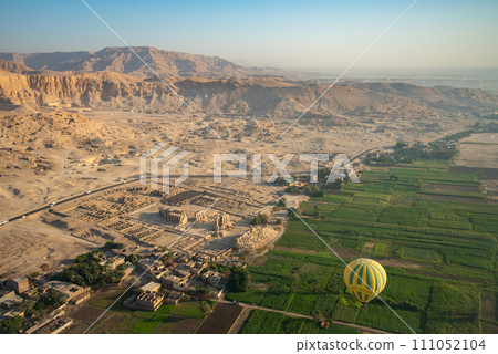 從熱氣球上欣賞雄偉的帝王谷的美麗景色 從熱氣球上欣賞雄偉的帝王谷的美麗景色 111052104