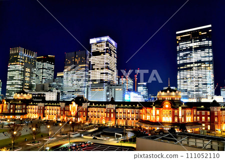 東京車站丸之內摩天大樓的夜景 111052110
