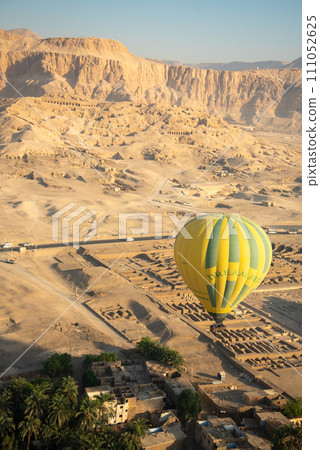 從熱氣球上看到的雄偉而美麗的風景 111052625